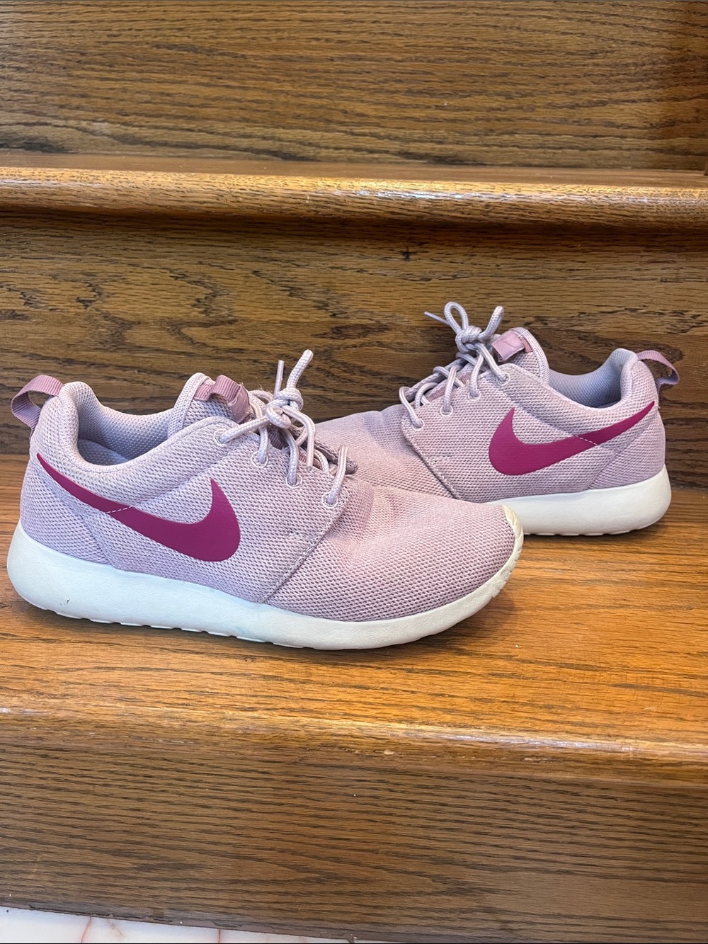 Nike Women’s dusty rose Mesh Sneakers with Magenta Swoosh - Picture 2 of 4